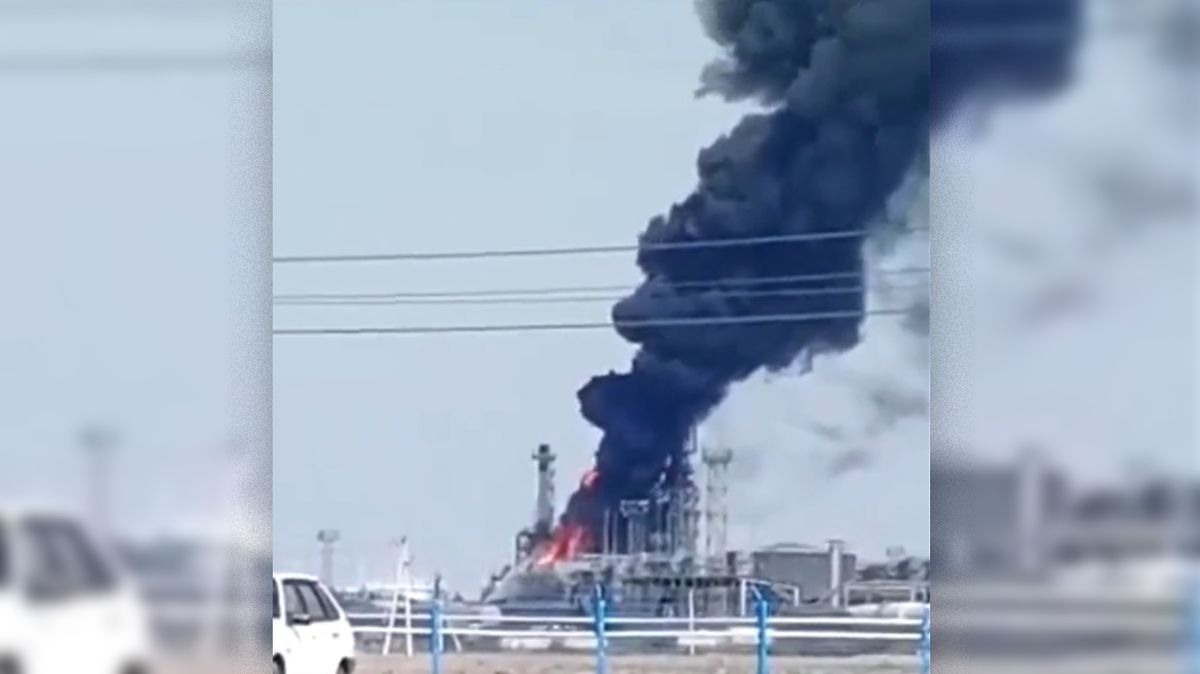 V ruském Novošachtinsku vybuchla rafinerie, podle videa po útoku dronu